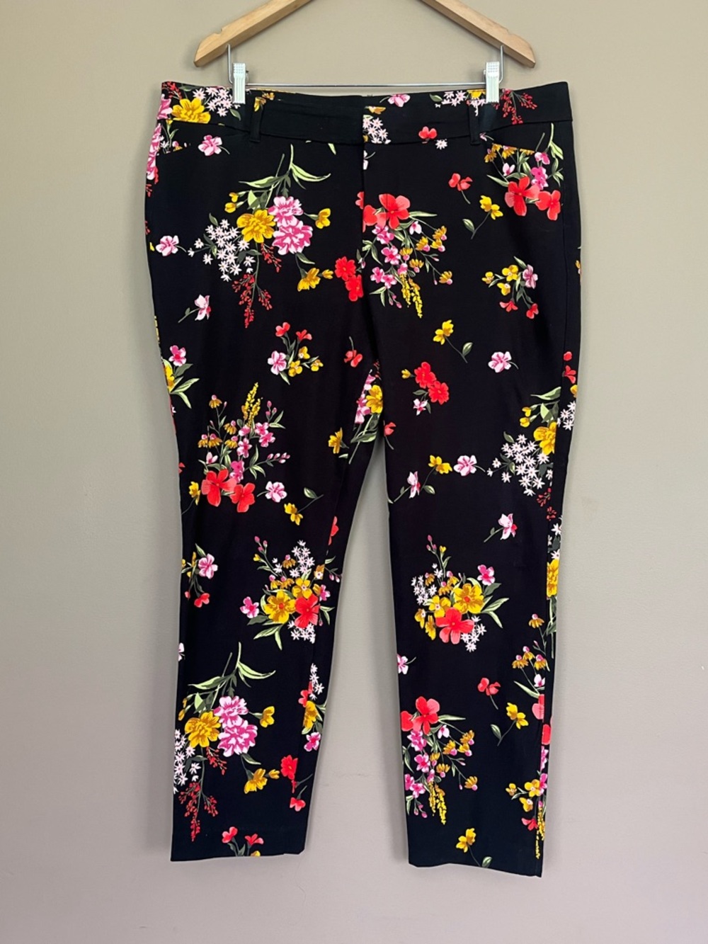 {Old Navy} Pixie Pant in Floral Print - Womens 18